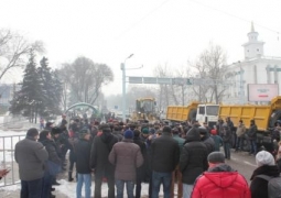 Алматинцы протестовали под шум бульдозера