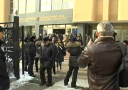 Алматинцы вновь вышли на митинг: порядка 60 человек собрались у Нацбанка