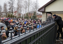 Тысячи человек приехали посмотреть брошенную резиденцию президента Украины (ФОТО)