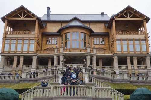 Тысячи человек приехали посмотреть брошенную резиденцию президента Украины (ФОТО)