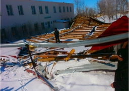 В ЮКО две школы и больница остались без кровли из-за сильного ветра