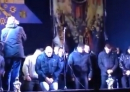 Сотня бойцов «Беркута» на коленях просила прощения у жителей Львова (ВИДЕО)