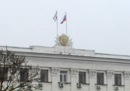 Украина: захватившие крымский парламент вооружены автоматами и пулеметами, они вывесили над зданием флаг России