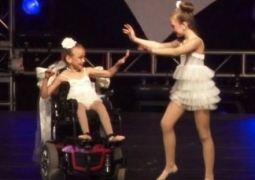 Танец сестер в инвалидных колясках