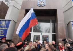 Российские флаги подняты перед областными администрациями Донецка и Харькова