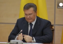 Янукович сломал ручку, извиняясь перед народом Украины (ВИДЕО)