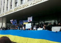 В Днепропетровске 10-тысячное вече скандирует «долой Путина!»