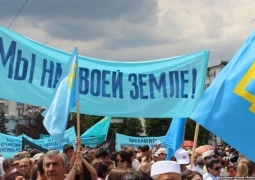 Крымские татары встали живым щитом перед российскими войсками