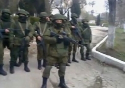 Украинские офицеры стали «живым щитом» и не дали вывезти оружие (ВИДЕО)