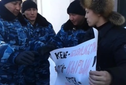 В Астане проходит акция протеста у посольства России, задержан активист «Антигептила»