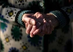 Две пенсионерки подрались из-за кредита на остановке в усть-каменогорском микрорайоне