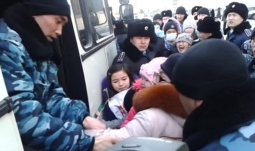 Полиция Астаны задержала детей за акцию протеста (ВИДЕО)