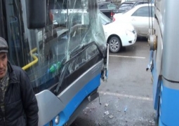 В Алматы столкнулись троллейбусы, один из них загорелся