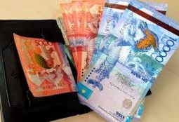 Казахстанцы будут получать зарплату только в тенге