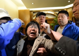 Пропавший самолет Malaysia Airlines: митинг родственников пассажиров перерос в столкновения с полицией