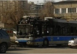 В Алматы сгорел троллейбус (ВИДЕО)