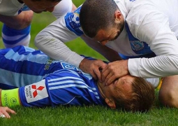 Футболист «Днепра» спас жизнь сопернику во время матча (ВИДЕО)