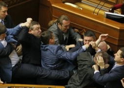 Украинские депутаты подрались на заседании Верховной Рады