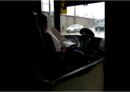 Алматинские водители автобусов читают газеты за рулем (ВИДЕО)