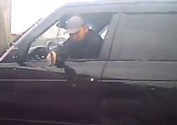 В Алматы водитель пригрозил пистолетом автоледи, которая посигналила ему (ВИДЕО)