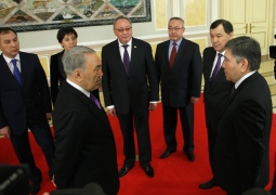 Нурсултан Назарбаев принял присягу у политических госслужащих