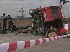 Арестован водитель микроавтобуса, столкнувшегося с тепловозом в Павлодарской области
