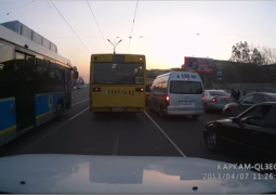 Игнорирующий ПДД водитель автобуса отделался строгим выговором в Алматы (ВИДЕО)