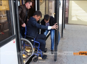 Чиновники ЗКО прокатились на инвалидных колясках по улицам Уральска