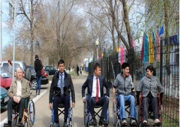 Чиновники ЗКО прокатились на инвалидных колясках по улицам Уральска