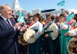 Нурсултан Назарбаев поздравил соотечественников с Днем единства народа Казахстана