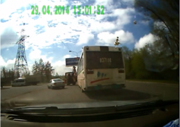 Столкновение микроавтобуса с грузовиком близ Каскелена (ВИДЕО)