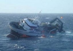 Два судна столкнулись вблизи Гонконга, одно из них затонуло