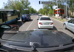 В Алматы водители автобусов устроили гонки по «встречке», игнорируя красный сигнал светофора (ВИДЕО)