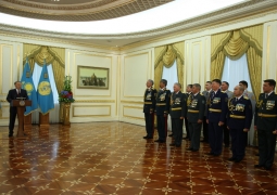 Нурсултан Назарбаев вручил госнаграды и высшие воинские звания