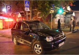 В Алматы автомобиль перевернулся на трех парней, отталкивавших с перекрестка заглохшую легковушку