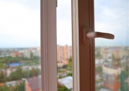 В Усть-Каменогорске 6-летний ребенок выпрыгнул из окна четвертого этажа из-за потопа в квартире 