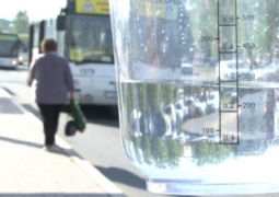В Астане с помощью стакана воды проверяли мастерство водителей автобусов