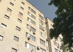 Павлодарский полицейский спас девушку от падения с восьмого этажа