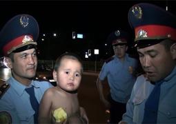 В Шымкенте полицейские в час ночи нашли на улице голого ребенка (ВИДЕО)