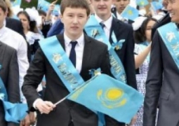 Аслан Саринжипов поздравил выпускников с окончанием школы