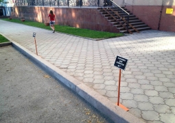 В Алматы наказали компании, самовольно организовавшие парковку на проезжей части