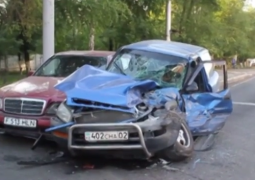 КамАЗ "без тормозов" раздавил 4 машины в Алматы