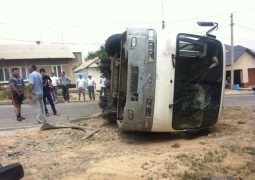 Автобус с пассажирами перевернулся в Шымкенте, пострадали 17 человек