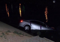 Свадебный автомобиль с молодоженами упал в реку в Актобе