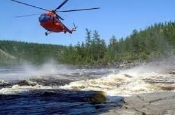 Вертолет совершил аварийную посадку в реку Или, пострадали два человека