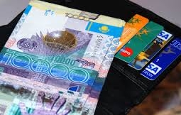 Казахстанцы держат в банках больше денег, чем зарабатывают