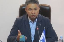 Мажилисмен Азат Перуашев намерен судиться с «Эйр Астана»