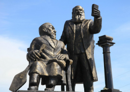 Памятник Абаю и Евгению Михаэлису, «делающим селфи», простоял всего день в Усть-Каменогорске