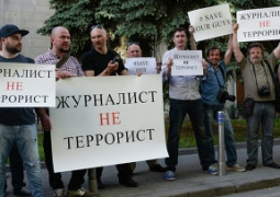 Журналисты нескольких телеканалов попали под обстрел в Донецке