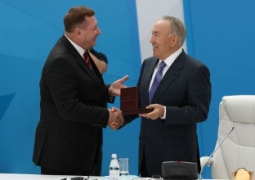 Нурсултану Назарбаеву присвоено звание «Почетного металлурга» Казахстана
